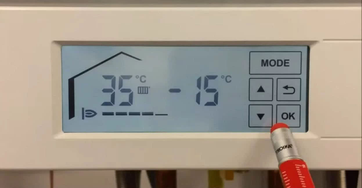 Sterowanie dotykowym regulatorem w gazowym kotle kondensacyjnym Vitodens 100-W. Widoczne parametry - temperatura medium w obiegu centralnego ogrzewania, temperatura zewnętrzna z czujnika pogodowego, modulacja palnika. fot. Viessmann Sterowanie dotykowym regulatorem w gazowym kotle kondensacyjnym Vitodens 100-W. Widoczne parametry - temperatura medium w obiegu centralnego ogrzewania, temperatura zewnętrzna z czujnika pogodowego, modulacja palnika. fot. Viessmann
