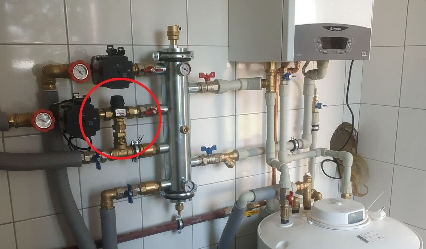 Kotłownia z kotłem gazowym i widocznym termostatycznym zaworem mieszającym VTA firmy ESBE. fot. ESBE Hydronic Systems Kotłownia z kotłem gazowym i widocznym termostatycznym zaworem mieszającym VTA firmy ESBE. fot. ESBE Hydronic Systems