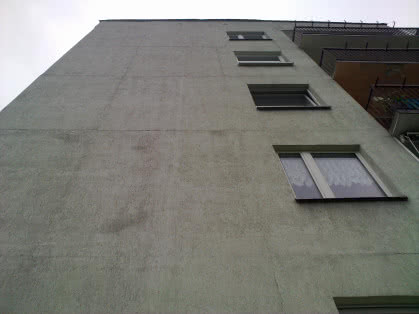 Wadliwe wykonanie. Ruchy płyt spowodowały spękanie docieplenia (fot. SSO).